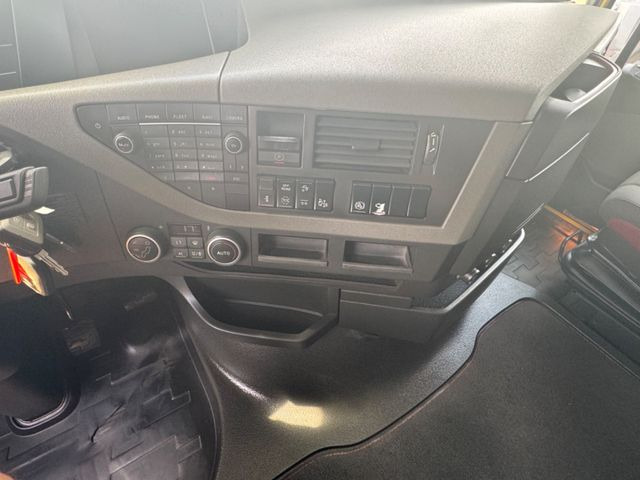 Hook lift truck Volvo FH 460: picture 12