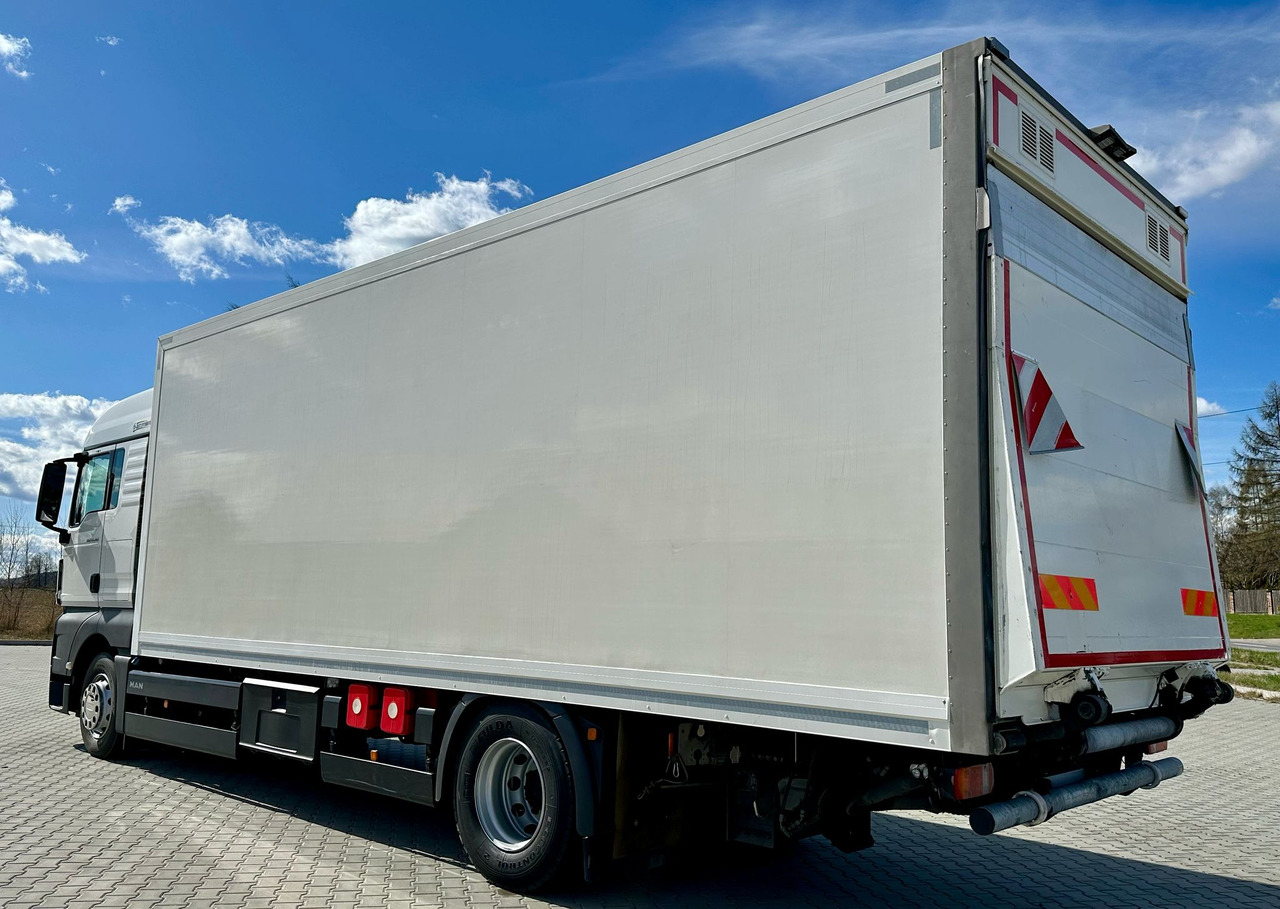MAN TGX 18.360 / CHŁODNIA / WINDA / AUTOMAT / 19 EUROPALET / THERMO KING / SYPIALKA / SPROWADZONY - Refrigerator truck: picture 3 MAN TGX 18.360 / CHŁODNIA / WINDA / AUTOMAT / 19 EUROPALET / THERMO KING / SYPIALKA / SPROWADZONY - Refrigerator truck: picture 3