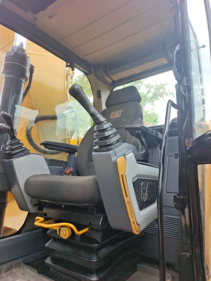 Crawler excavator CAT 320GC: picture 19