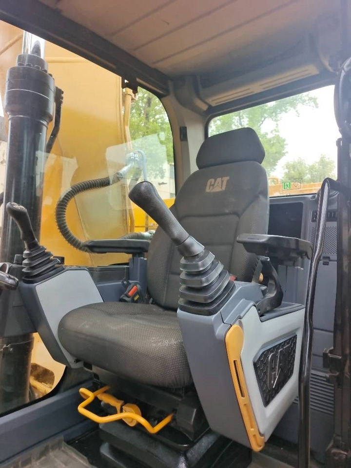 Crawler excavator CAT 320GC: picture 20