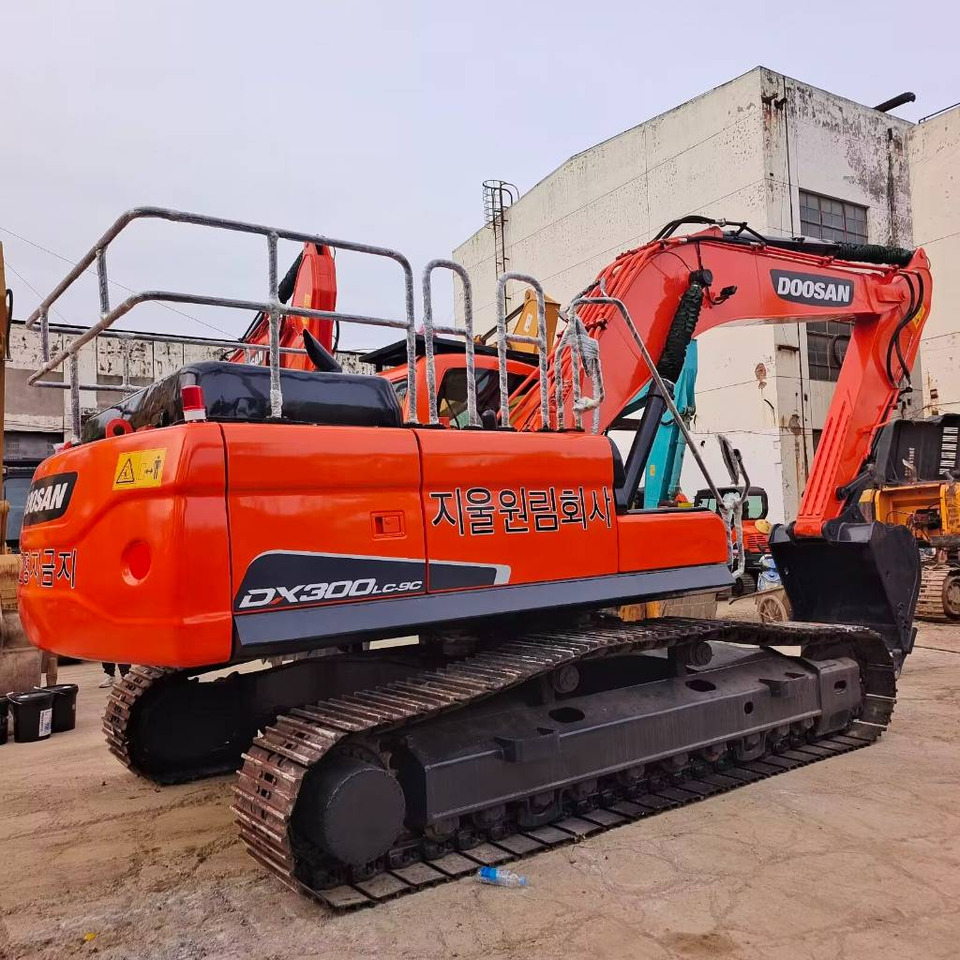 Crawler excavator Doosan DX 300: picture 1