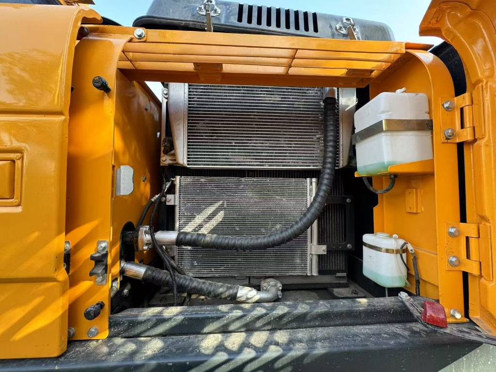 Crawler excavator Hyundai 220lc: picture 11