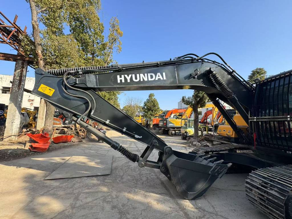 Crawler excavator Hyundai 220lc: picture 10