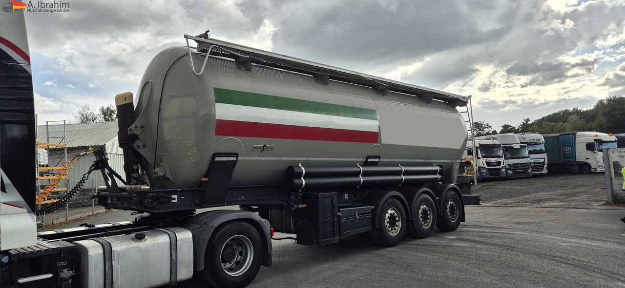 SPITZER SKL2745CAL leichter Anfahrschaden elektr. Pumpe - Silo semi-trailer: picture 1 SPITZER SKL2745CAL leichter Anfahrschaden elektr. Pumpe - Silo semi-trailer: picture 1