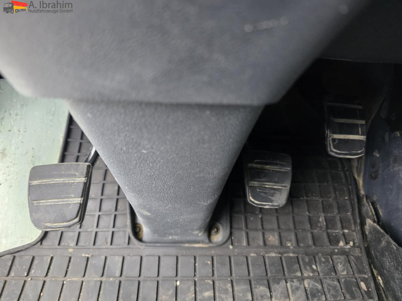 Scania R560 | 6x4 | V8 | Blatt Blatt | Schaltgetriebe |Kipphydraulik | Klima | Trommelbremse| 3 Pedals - Tractor truck: picture 5 Scania R560 | 6x4 | V8 | Blatt Blatt | Schaltgetriebe |Kipphydraulik | Klima | Trommelbremse| 3 Pedals - Tractor truck: picture 5