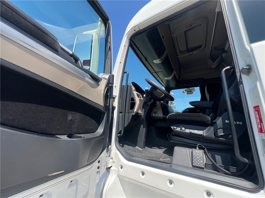Tractor truck MAN TGX 18.460: picture 13