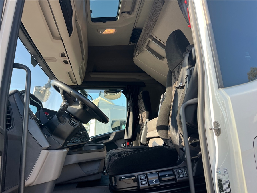 Interior photo 1: Tractor truck Scania R450