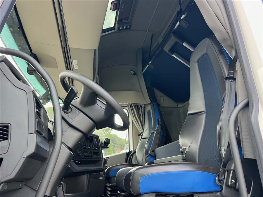 Interior photo 1: Tractor truck Volvo FH500 / RETARDER / I