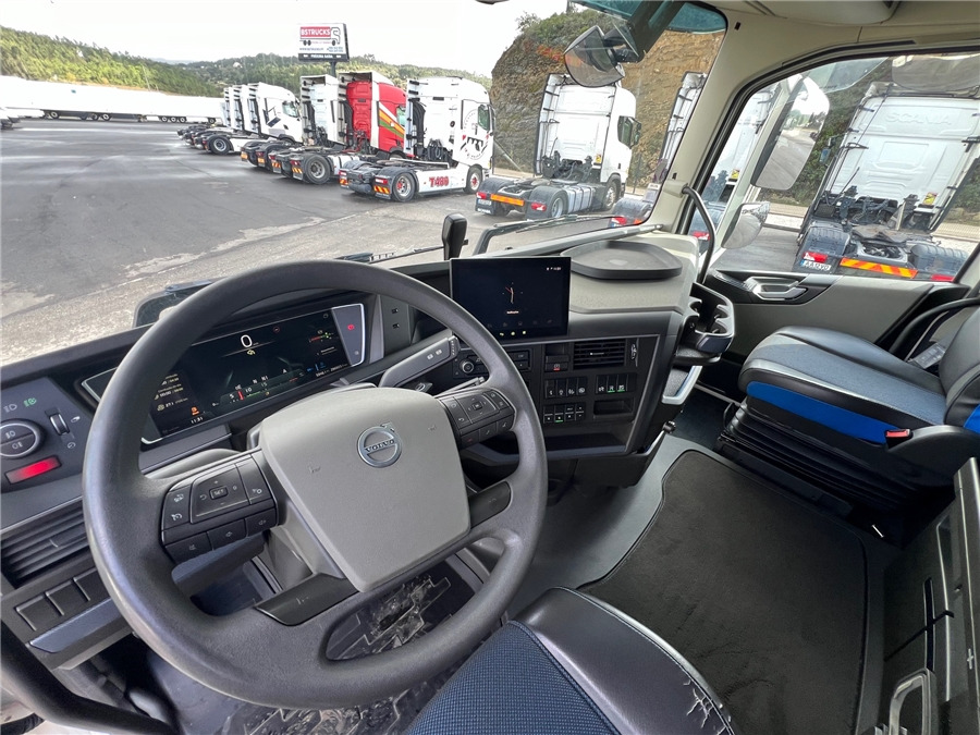 Interior photo 2: Tractor truck Volvo FH500 / RETARDER / I
