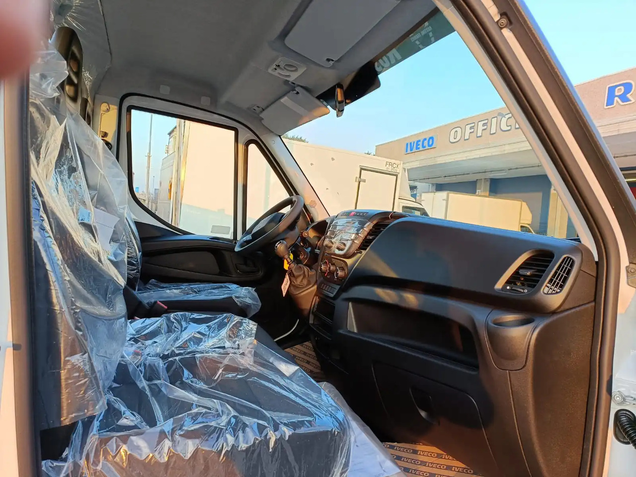 Interior photo 1: Curtain side van IVECO DAILY 35C16 3000 cc KM 0