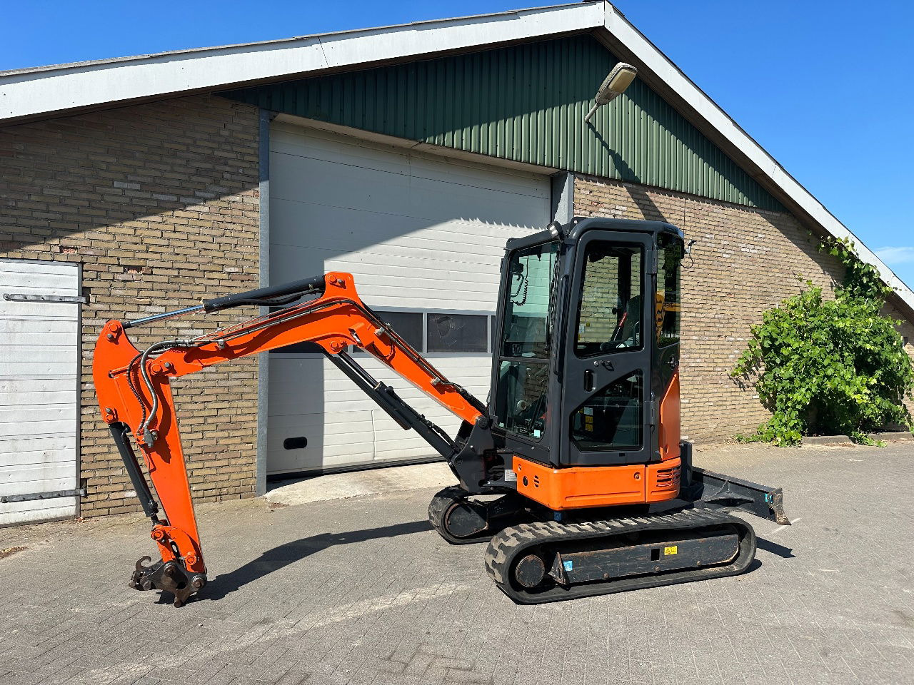 Hitachi ZX26U-6CR - Mini excavator: picture 1 Hitachi ZX26U-6CR - Mini excavator: picture 1