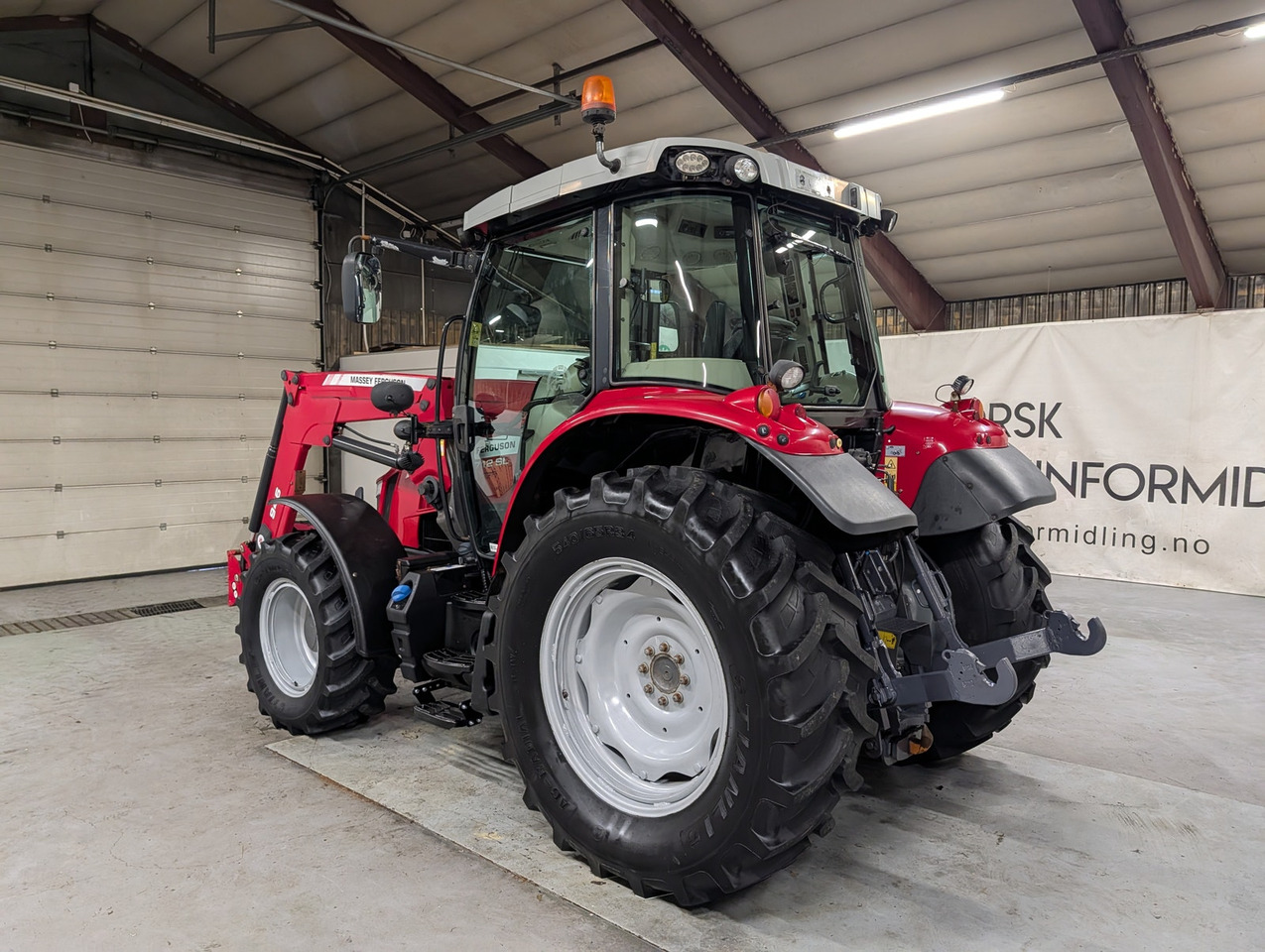 Massey Ferguson 5712SL - Farm tractor: picture 3 Massey Ferguson 5712SL - Farm tractor: picture 3