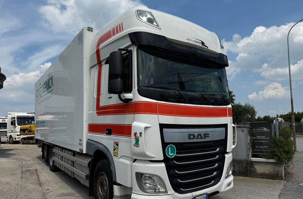 Motrice frigo DAF XF 105.460 con Sponda - Box truck: picture 1 Motrice frigo DAF XF 105.460 con Sponda - Box truck: picture 1