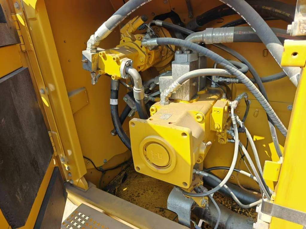 New Crawler excavator CAT 374: picture 6