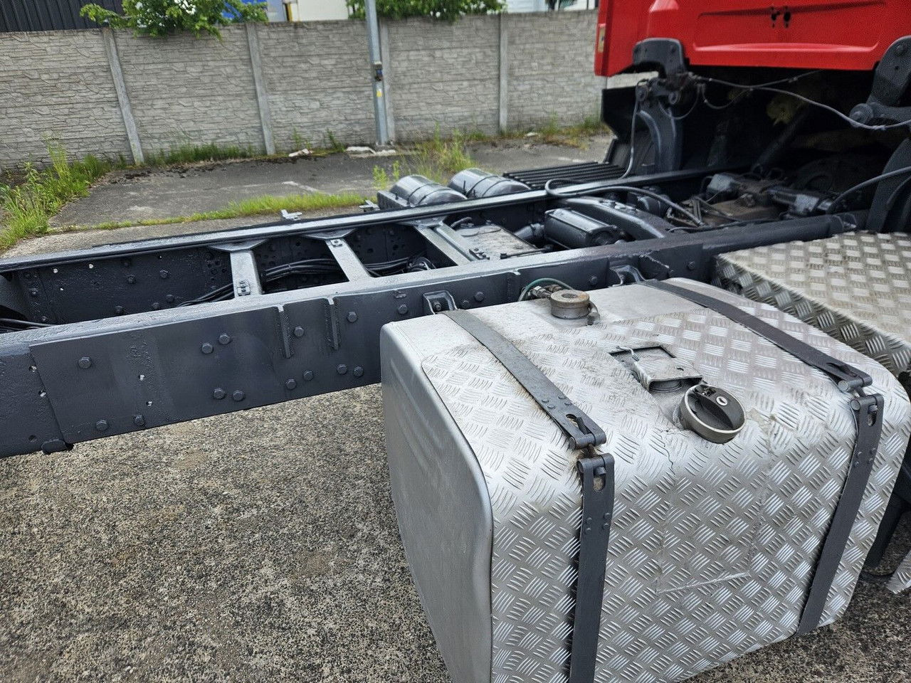 Scania 144 530 6X4 Manual Pump AND Injectros - Full Sprin G - Cab chassis truck: picture 3 Scania 144 530 6X4 Manual Pump AND Injectros - Full Sprin G - Cab chassis truck: picture 3