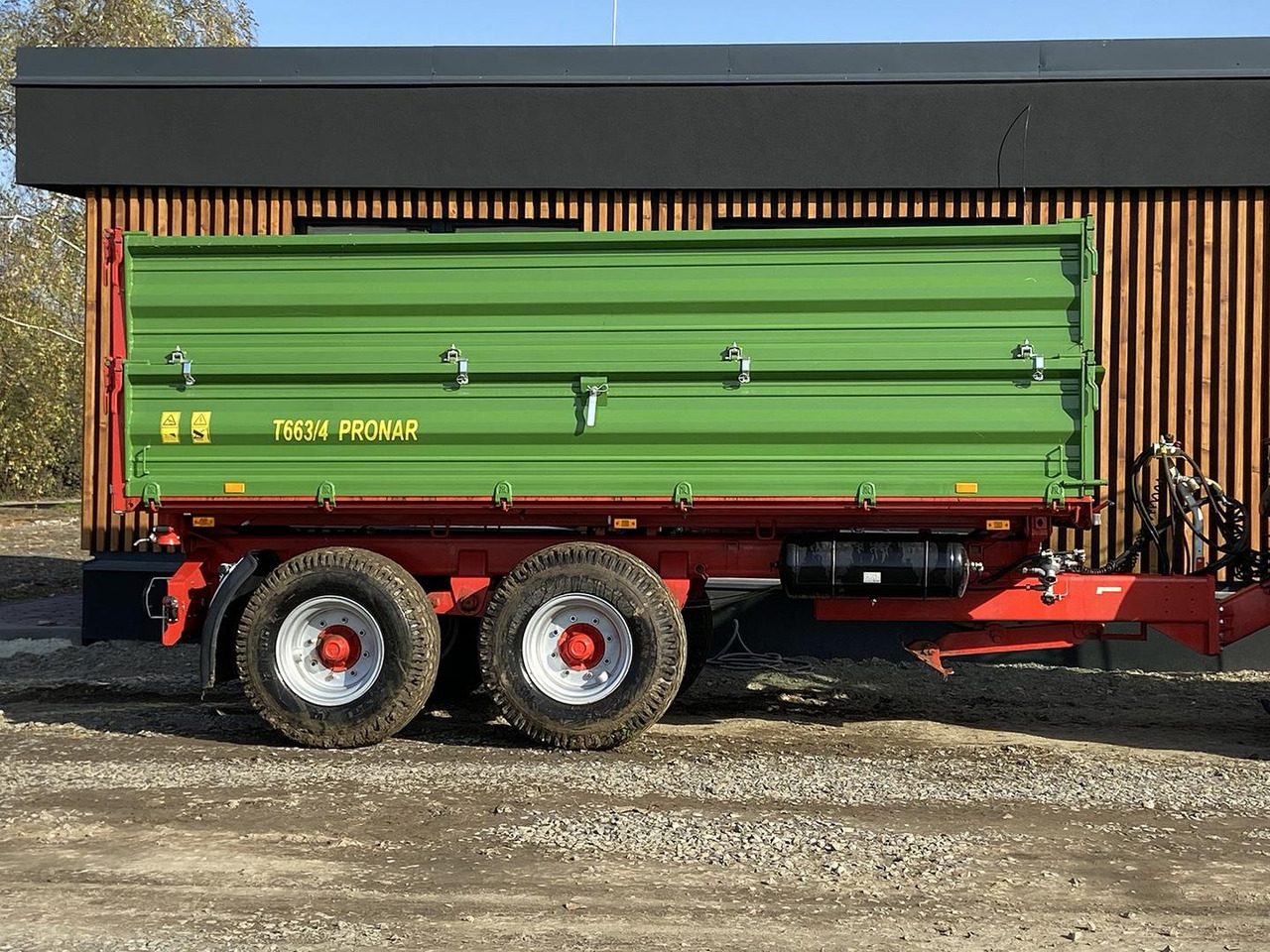 Pronar T, Traktorový náves + šnek, 663/4 - Farm tipping trailer/ Dumper: picture 1 Pronar T, Traktorový náves + šnek, 663/4 - Farm tipping trailer/ Dumper: picture 1