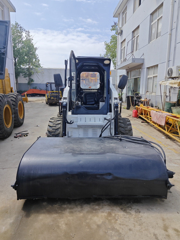 Skid steer loader bobcat S300: picture 6