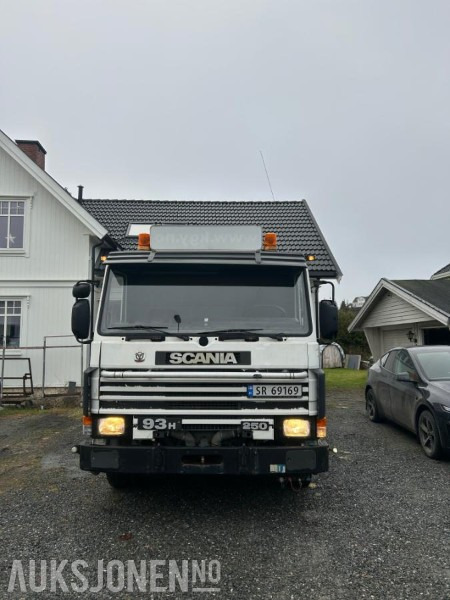 1995 Scania P93 tippbil med kran - Tipper: picture 2 1995 Scania P93 tippbil med kran - Tipper: picture 2