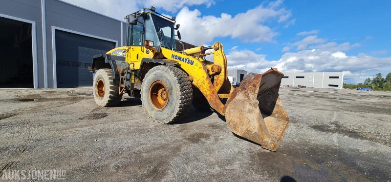 2004 Komatsu WA320, kun 9.000 arbeidstimer! Pallegafler + Skuffe inkludert, 3dje funksjon, SERTIFISERT! - Wheel loader: picture 4 2004 Komatsu WA320, kun 9.000 arbeidstimer! Pallegafler + Skuffe inkludert, 3dje funksjon, SERTIFISERT! - Wheel loader: picture 4