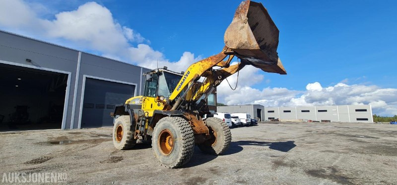 2004 Komatsu WA320, kun 9.000 arbeidstimer! Pallegafler + Skuffe inkludert, 3dje funksjon, SERTIFISERT! - Wheel loader: picture 3 2004 Komatsu WA320, kun 9.000 arbeidstimer! Pallegafler + Skuffe inkludert, 3dje funksjon, SERTIFISERT! - Wheel loader: picture 3