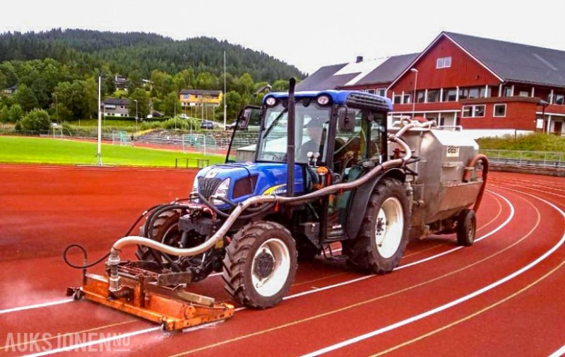 2011 New Holland T4050 - Traktor med spyleutstyr, spesielt laget for rengjøring av dekke på friidrettsbaner / løpebaner - Farm tractor: picture 1 2011 New Holland T4050 - Traktor med spyleutstyr, spesielt laget for rengjøring av dekke på friidrettsbaner / løpebaner - Farm tractor: picture 1