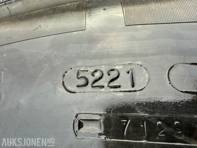 4 stk traktordekk med pigg stått på New Holland T5060 - Farm tractor: picture 3 4 stk traktordekk med pigg stått på New Holland T5060 - Farm tractor: picture 3