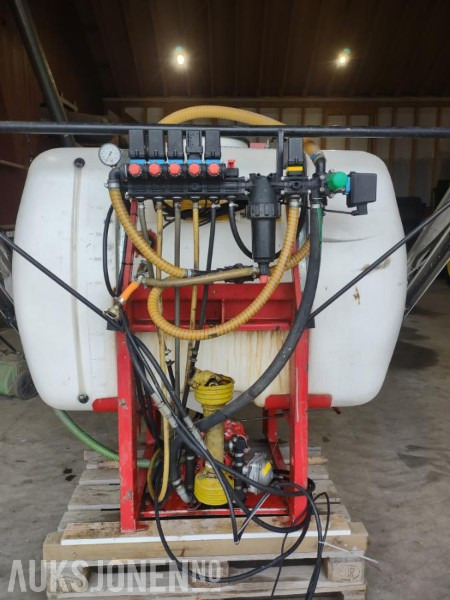 1900 YLØ Eho kone sprøyte med elektrisk betjening - Agricultural machinery: picture 1 1900 YLØ Eho kone sprøyte med elektrisk betjening - Agricultural machinery: picture 1