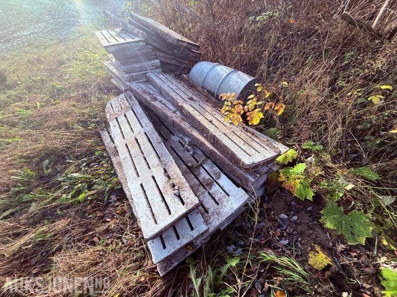 1997 42 stk Betongspalter / Spalteplank for gris - Lengde 1790 mm og 1190 mm - Agricultural machinery: picture 4 1997 42 stk Betongspalter / Spalteplank for gris - Lengde 1790 mm og 1190 mm - Agricultural machinery: picture 4