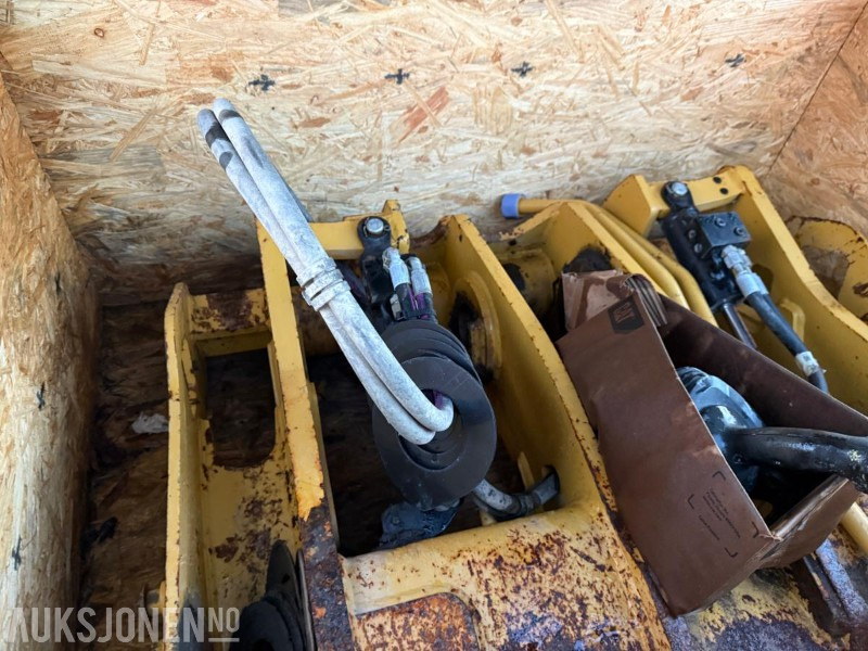 Cat hydraulisk hurtigkopling Cat 938M kopmlett m/Spak - Attachment for Construction machinery: picture 1 Cat hydraulisk hurtigkopling Cat 938M kopmlett m/Spak - Attachment for Construction machinery: picture 1