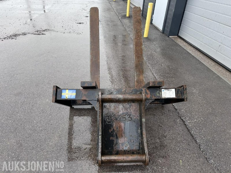 Götene Pallegaffel S60, 4t, 1200x1200 - Construction equipment: picture 3 Götene Pallegaffel S60, 4t, 1200x1200 - Construction equipment: picture 3