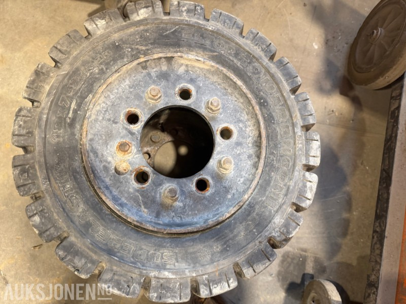 2000 Andre Super Elastic truckdekk – 4 stk - Material handling equipment: picture 4 2000 Andre Super Elastic truckdekk – 4 stk - Material handling equipment: picture 4