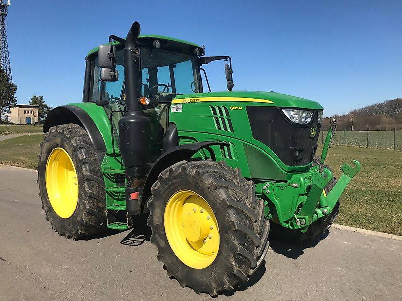 John Deere 6195 M - Farm tractor: picture 1 John Deere 6195 M - Farm tractor: picture 1