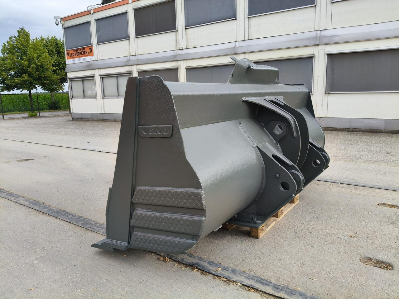 Volvo L 220 - Loader bucket: picture 3 Volvo L 220 - Loader bucket: picture 3