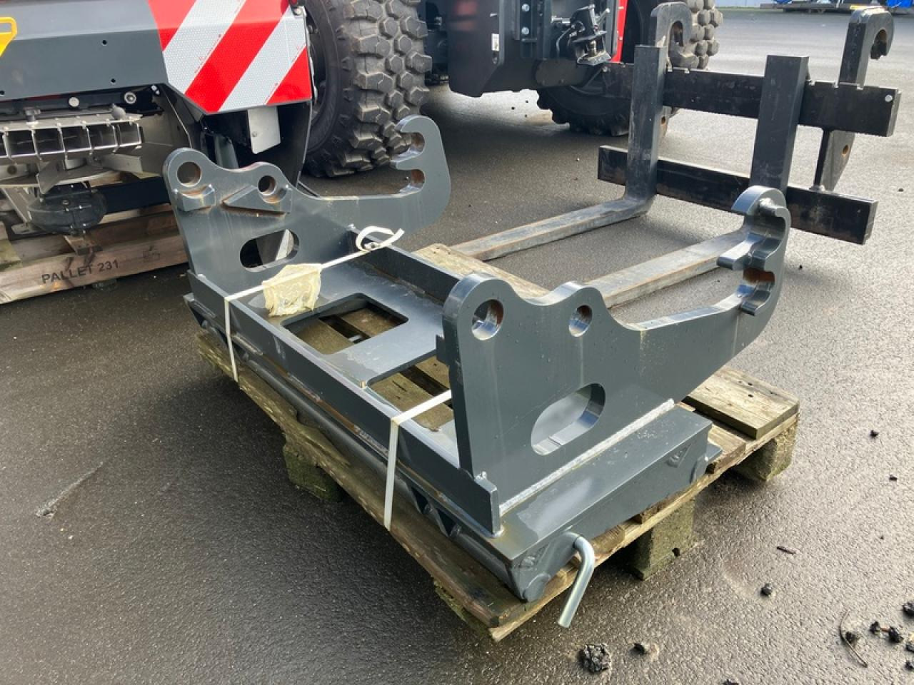 ADAPTER SCHÄFFER AUF EURO-AUFNAHME - Front loader for tractor: picture 1 ADAPTER SCHÄFFER AUF EURO-AUFNAHME - Front loader for tractor: picture 1