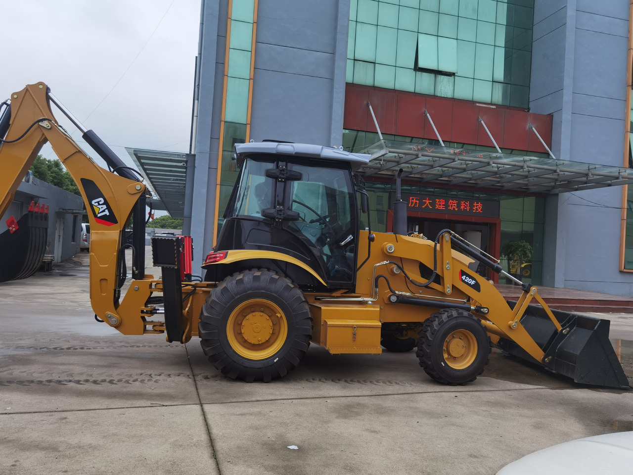 CAT 420F Backhoe Loader - Backhoe loader: picture 3 CAT 420F Backhoe Loader - Backhoe loader: picture 3