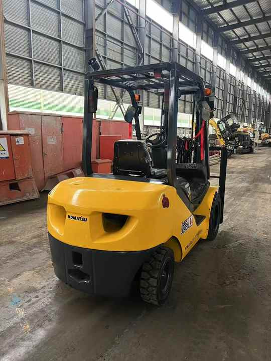Japanese second hand Komatsu Forklifts FD30 with high performance for sale in shanghai yard - Diesel forklift: picture 5 Japanese second hand Komatsu Forklifts FD30 with high performance for sale in shanghai yard - Diesel forklift: picture 5