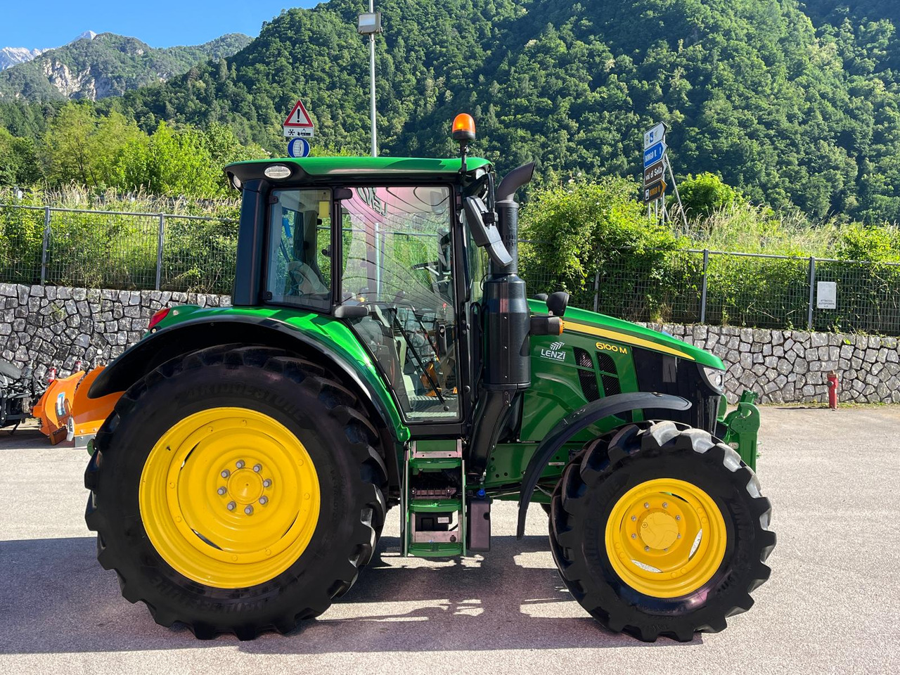 JOHN DEERE 6100M - Farm tractor: picture 5 JOHN DEERE 6100M - Farm tractor: picture 5