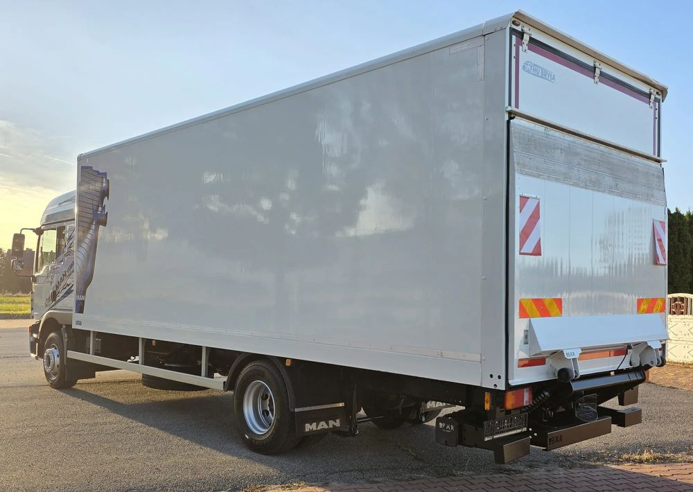 MAN TGM 15.290 / TGL / KONTENER / IZOTERMA / WINDA / KLIMA POSTOJOWA / 2019R / EURO 6 / PEŁEN SERWIS / 8200KG ŁADOWNOŚĆ / SPROWADZONY / ZADBANY / JAK NOWY / KSIĄŻKA SERWISOWA / E6 / 18 PALET - Box truck: picture 3 MAN TGM 15.290 / TGL / KONTENER / IZOTERMA / WINDA / KLIMA POSTOJOWA / 2019R / EURO 6 / PEŁEN SERWIS / 8200KG ŁADOWNOŚĆ / SPROWADZONY / ZADBANY / JAK NOWY / KSIĄŻKA SERWISOWA / E6 / 18 PALET - Box truck: picture 3