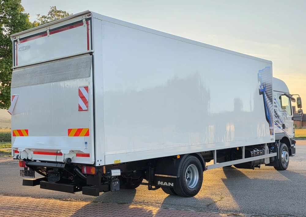 MAN TGM 15.290 / TGL / KONTENER / IZOTERMA / WINDA / KLIMA POSTOJOWA / 2019R / EURO 6 / PEŁEN SERWIS / 8200KG ŁADOWNOŚĆ / SPROWADZONY / ZADBANY / JAK NOWY / KSIĄŻKA SERWISOWA / E6 / 18 PALET - Box truck: picture 4 MAN TGM 15.290 / TGL / KONTENER / IZOTERMA / WINDA / KLIMA POSTOJOWA / 2019R / EURO 6 / PEŁEN SERWIS / 8200KG ŁADOWNOŚĆ / SPROWADZONY / ZADBANY / JAK NOWY / KSIĄŻKA SERWISOWA / E6 / 18 PALET - Box truck: picture 4