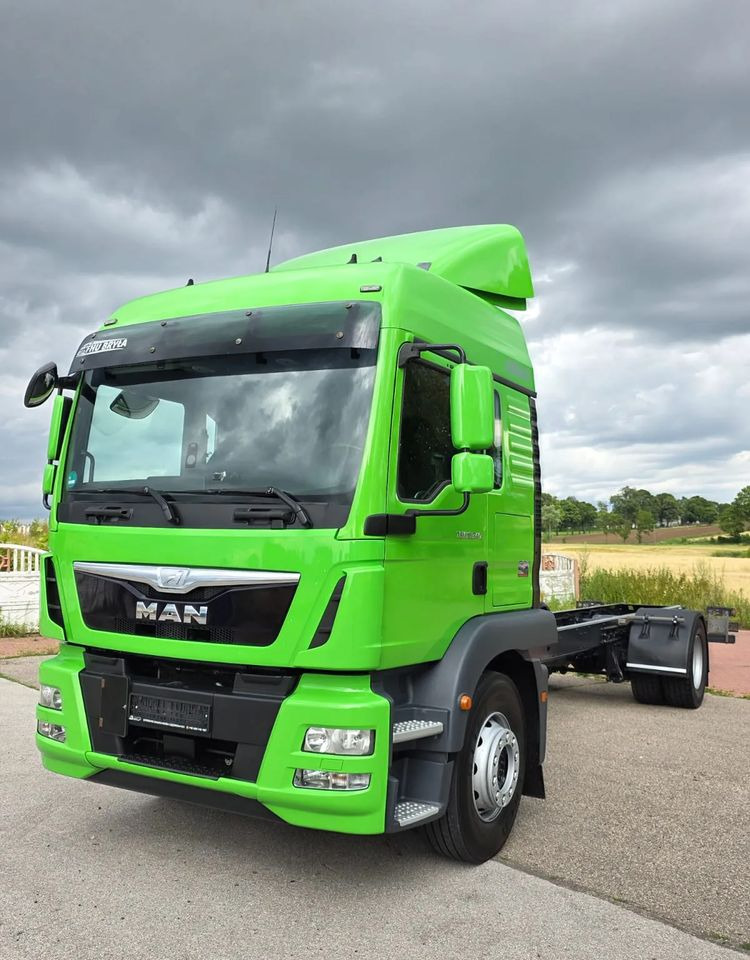 MAN TGM 18.340 / 18.290 / E6 / NISKI PRZEBIEG / 2016 / SERWISOWANY / ROZSTAW OSI 5.7M / RAMA DO ZABUDOWY / SYPIALKA / STAN BARDZO DOBRY / AUTOMAT - Curtain side truck: picture 1 MAN TGM 18.340 / 18.290 / E6 / NISKI PRZEBIEG / 2016 / SERWISOWANY / ROZSTAW OSI 5.7M / RAMA DO ZABUDOWY / SYPIALKA / STAN BARDZO DOBRY / AUTOMAT - Curtain side truck: picture 1