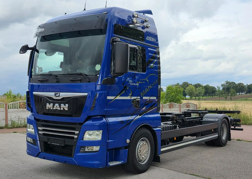 MAN TGX 18.430 / SPROWADZONY / DO ŻYWCA / 2020 / KLIMA POSTOJOWA / SERWISOWANY / JAK NOWY / NISKI PRZEBIEG / RAMA / BDF / E6 - Cab chassis truck: picture 1 MAN TGX 18.430 / SPROWADZONY / DO ŻYWCA / 2020 / KLIMA POSTOJOWA / SERWISOWANY / JAK NOWY / NISKI PRZEBIEG / RAMA / BDF / E6 - Cab chassis truck: picture 1