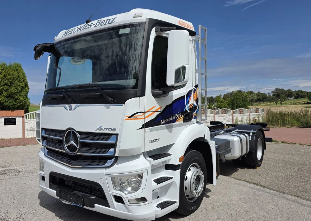 Mercedes-Benz ANTOS 1827 / ATEGO / ACTROS / E6 / ROZSTAW OSI 3.75M / WYWROT / BECZKA / UTRZYMANIE DRÓG / HAKOWIEC / SPROWADZONY / PIERWSZY WŁAŚCICIEL / STAN BDB - Cab chassis truck: picture 2 Mercedes-Benz ANTOS 1827 / ATEGO / ACTROS / E6 / ROZSTAW OSI 3.75M / WYWROT / BECZKA / UTRZYMANIE DRÓG / HAKOWIEC / SPROWADZONY / PIERWSZY WŁAŚCICIEL / STAN BDB - Cab chassis truck: picture 2