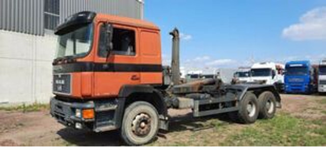 MAN 26.272 K Abroller Blatt/Blatt 6x4 - Hook lift truck: picture 1 MAN 26.272 K Abroller Blatt/Blatt 6x4 - Hook lift truck: picture 1