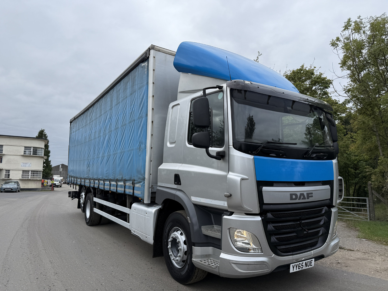 2015 DAF CF 330 Curtainside Truck - Curtain side truck: picture 1 2015 DAF CF 330 Curtainside Truck - Curtain side truck: picture 1