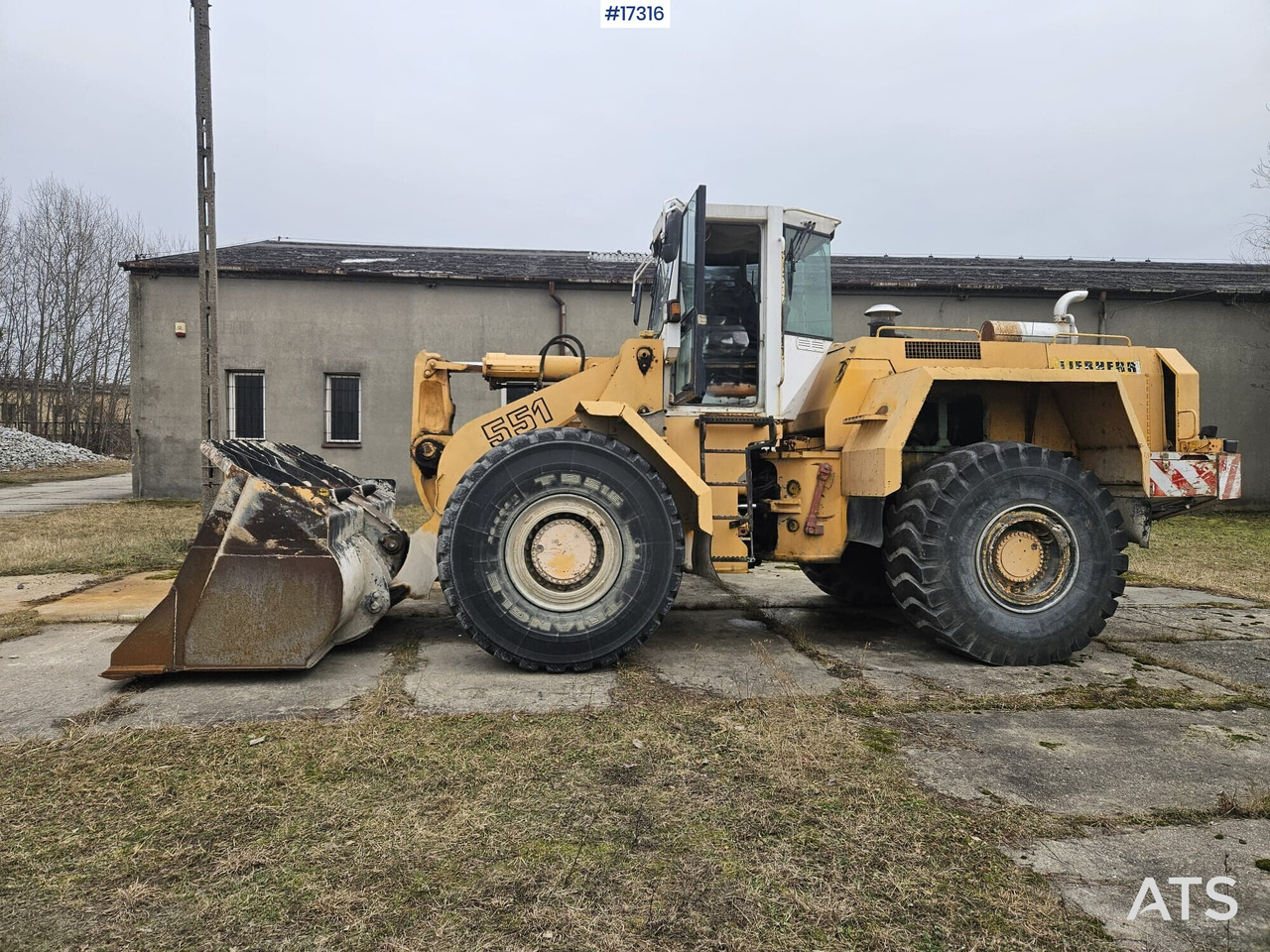 LIEBHERR L551 wheel loader (1995) - Wheel loader: picture 4 LIEBHERR L551 wheel loader (1995) - Wheel loader: picture 4