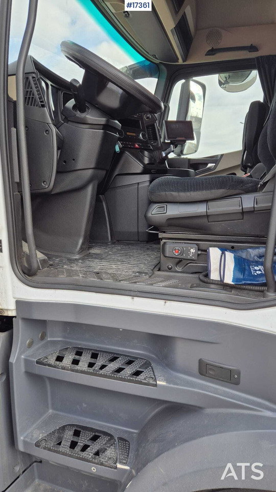 Interior photo 1: Tractor truck MERCEDES-BENZ ACTROS 1845 BLUETEC 6 (2016) truck tractor