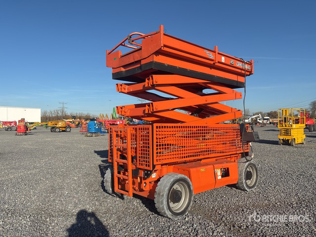2014 JLG M3369 4x4 Hybrid Diesel-Electric Scissor Lift - Scissor lift: picture 4 2014 JLG M3369 4x4 Hybrid Diesel-Electric Scissor Lift - Scissor lift: picture 4
