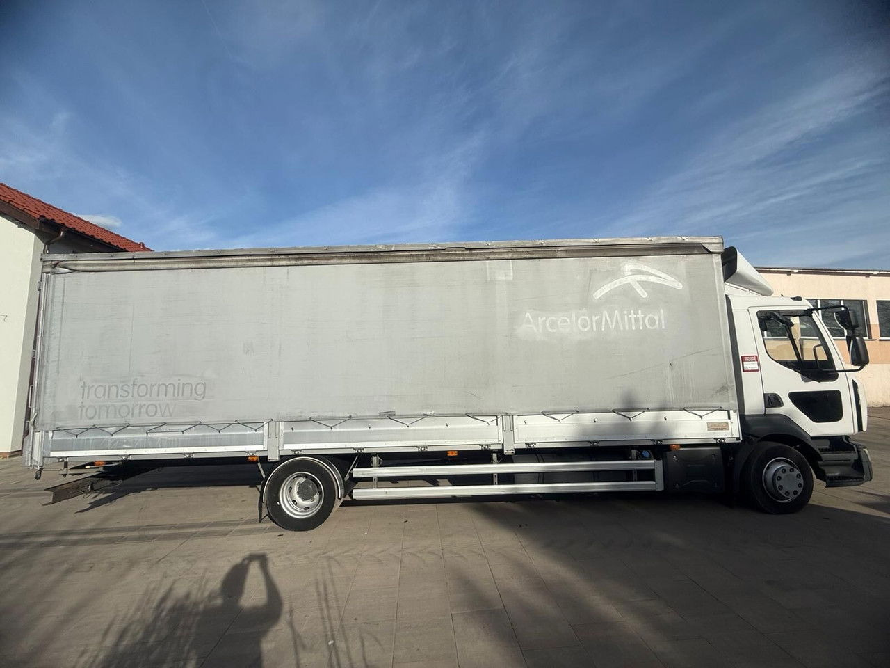 Renault D12 - Curtain side truck: picture 4 Renault D12 - Curtain side truck: picture 4