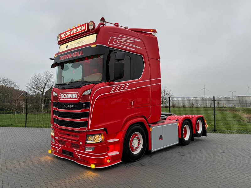 Scania S580 V8 NGS SHOW TRUCK, VOLLUCHT, SPECIAL INTERIOR, BOMVOL, ALS NIEUW. - Tractor truck: picture 3 Scania S580 V8 NGS SHOW TRUCK, VOLLUCHT, SPECIAL INTERIOR, BOMVOL, ALS NIEUW. - Tractor truck: picture 3
