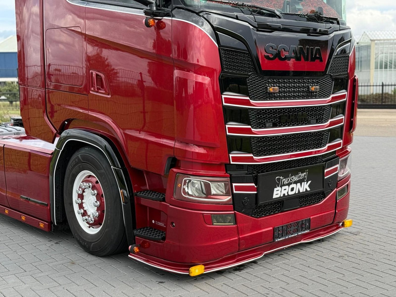 Scania S580 V8 NGS SHOWTRUCK, VOLLUCHT, RETARDER, LEER, GESTUURD. - Tractor truck: picture 2 Scania S580 V8 NGS SHOWTRUCK, VOLLUCHT, RETARDER, LEER, GESTUURD. - Tractor truck: picture 2